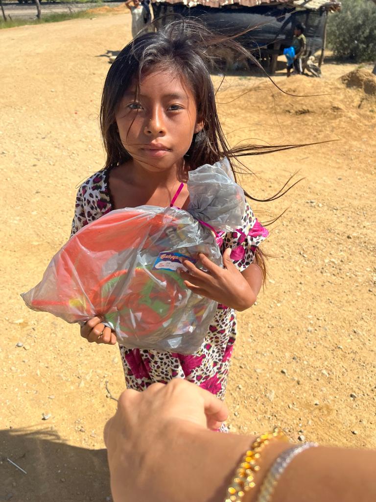 Niña recibiendo regalo