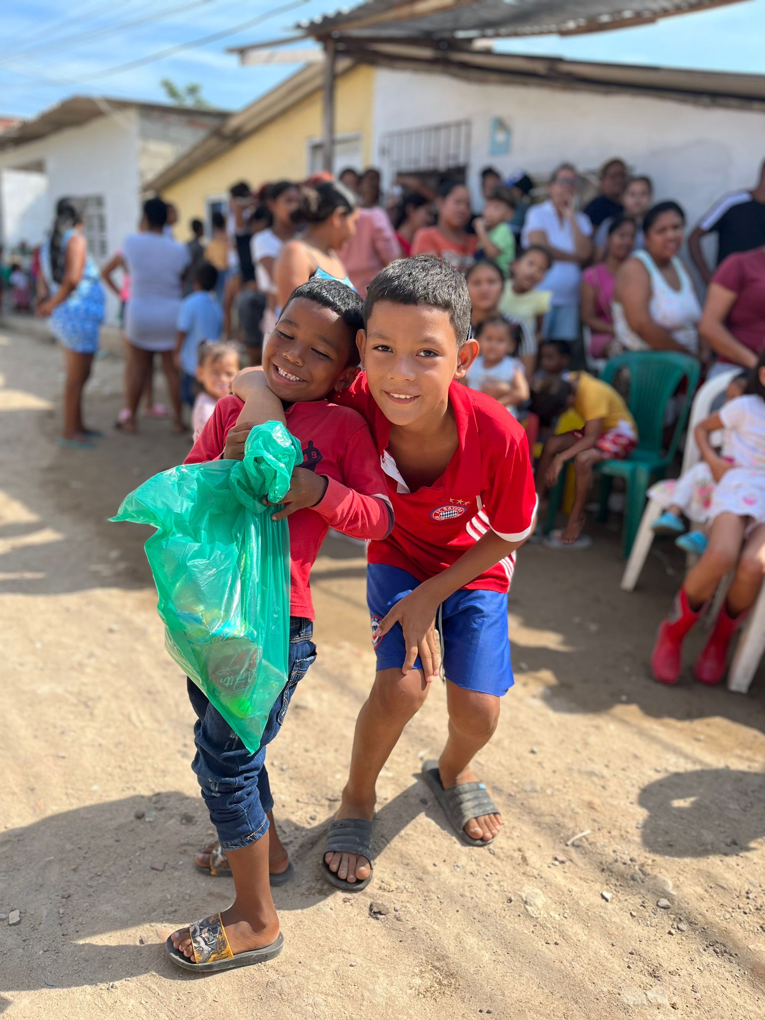 Niños abrazados